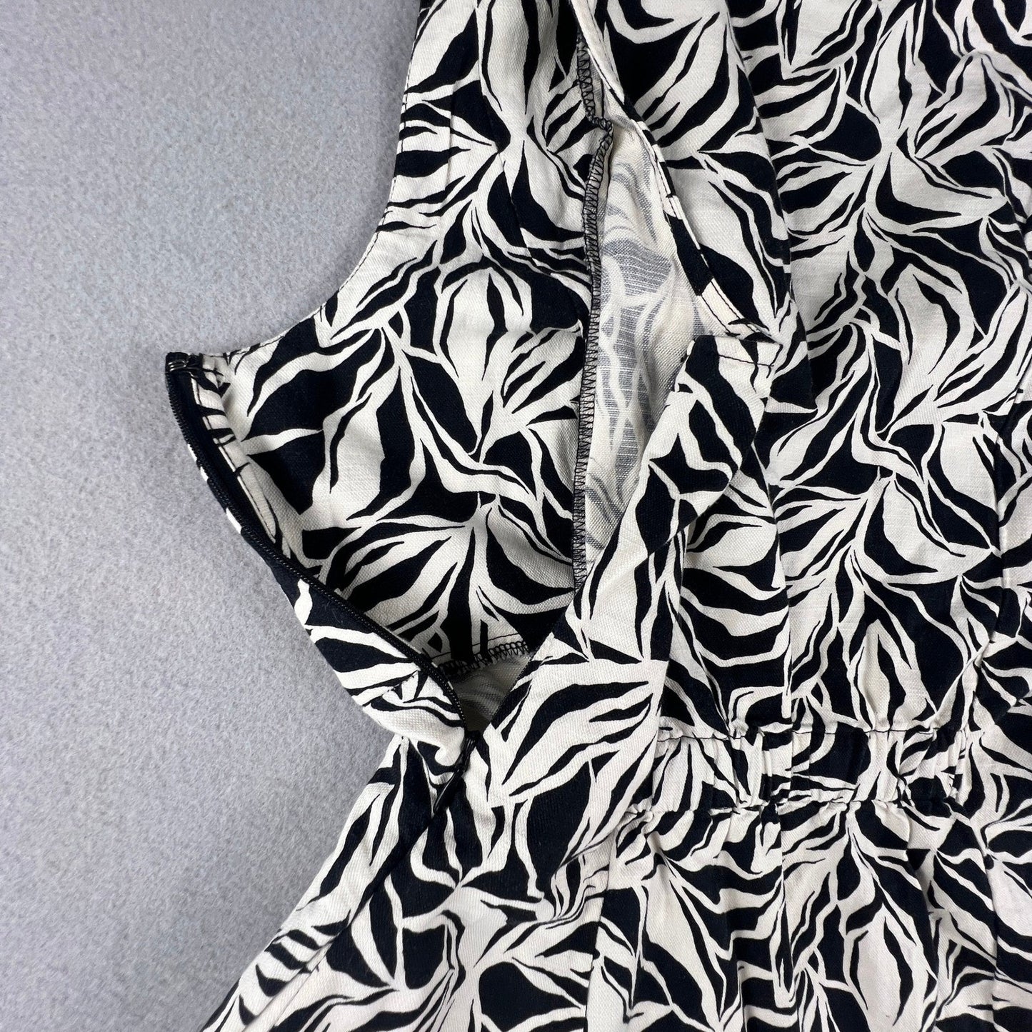Fit & Flare Dress Size 2 Black White Abstract Print V-Neck Summer Party Brunch
