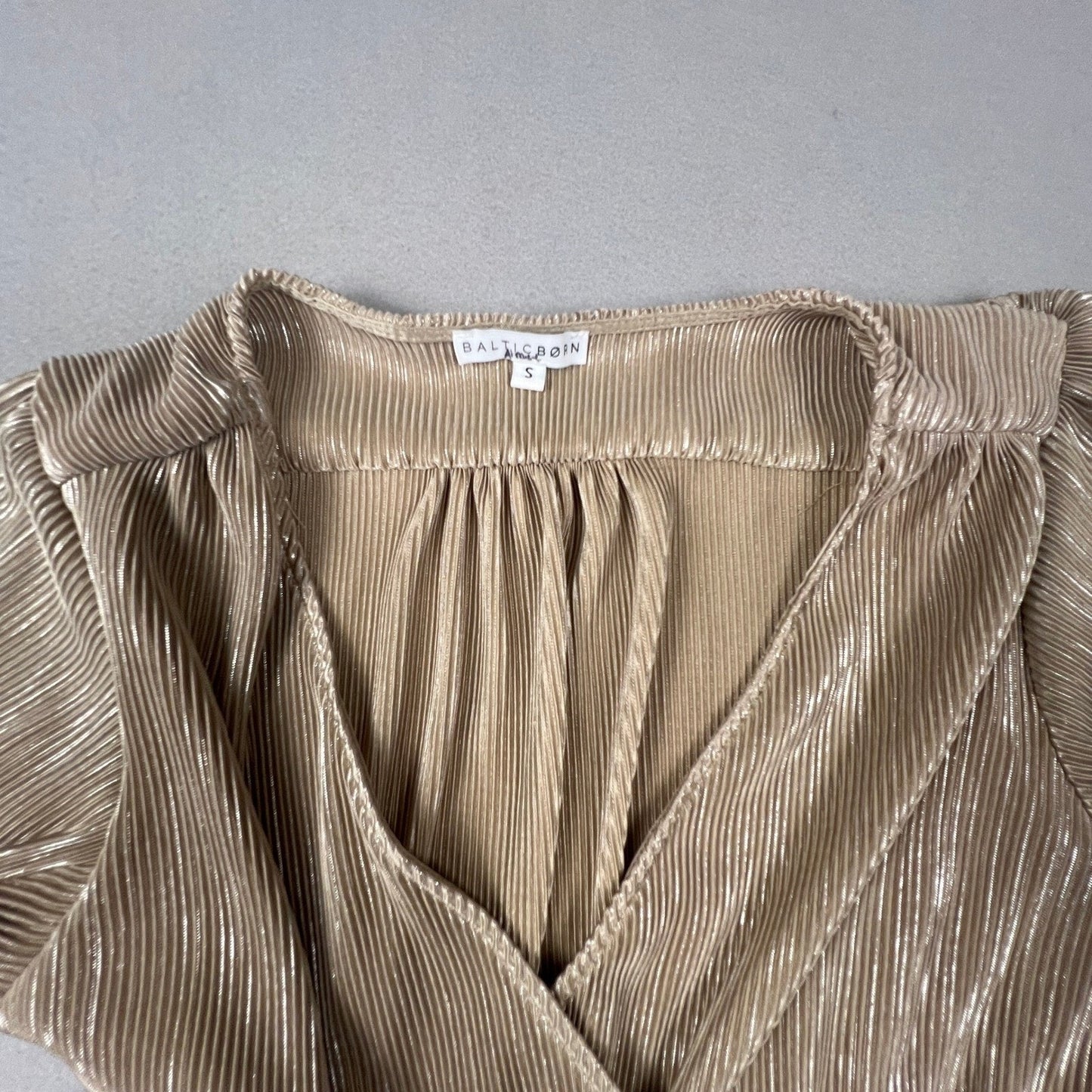 Baltic Born Maxi Dress Womens Small Gold Metallic Plissé Pleated Flutter Sleeve