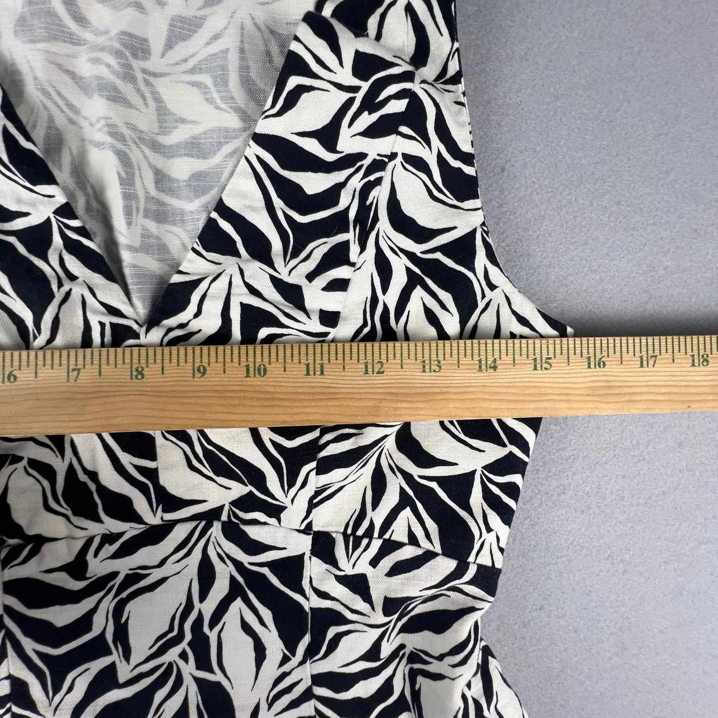 Fit & Flare Dress Size 2 Black White Abstract Print V-Neck Summer Party Brunch