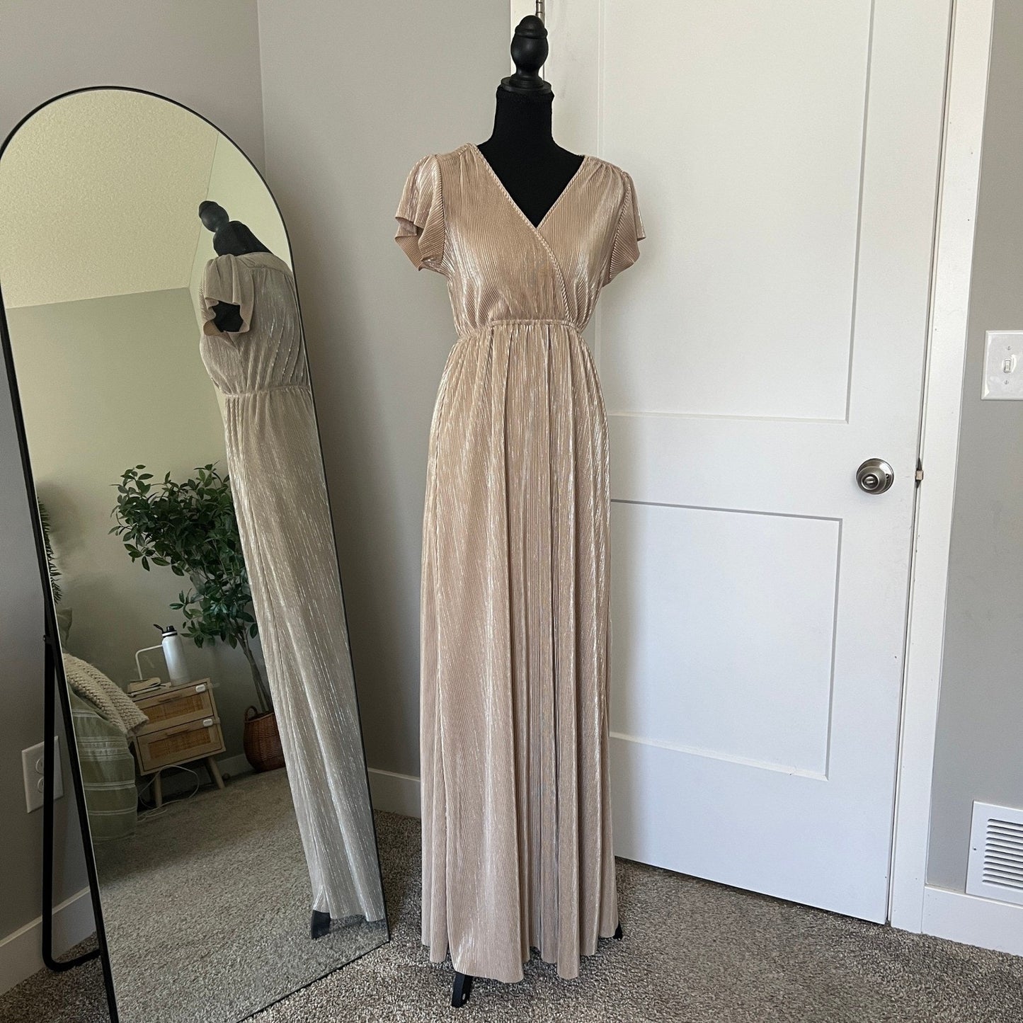 Baltic Born Maxi Dress Womens Small Gold Metallic Plissé Pleated Flutter Sleeve