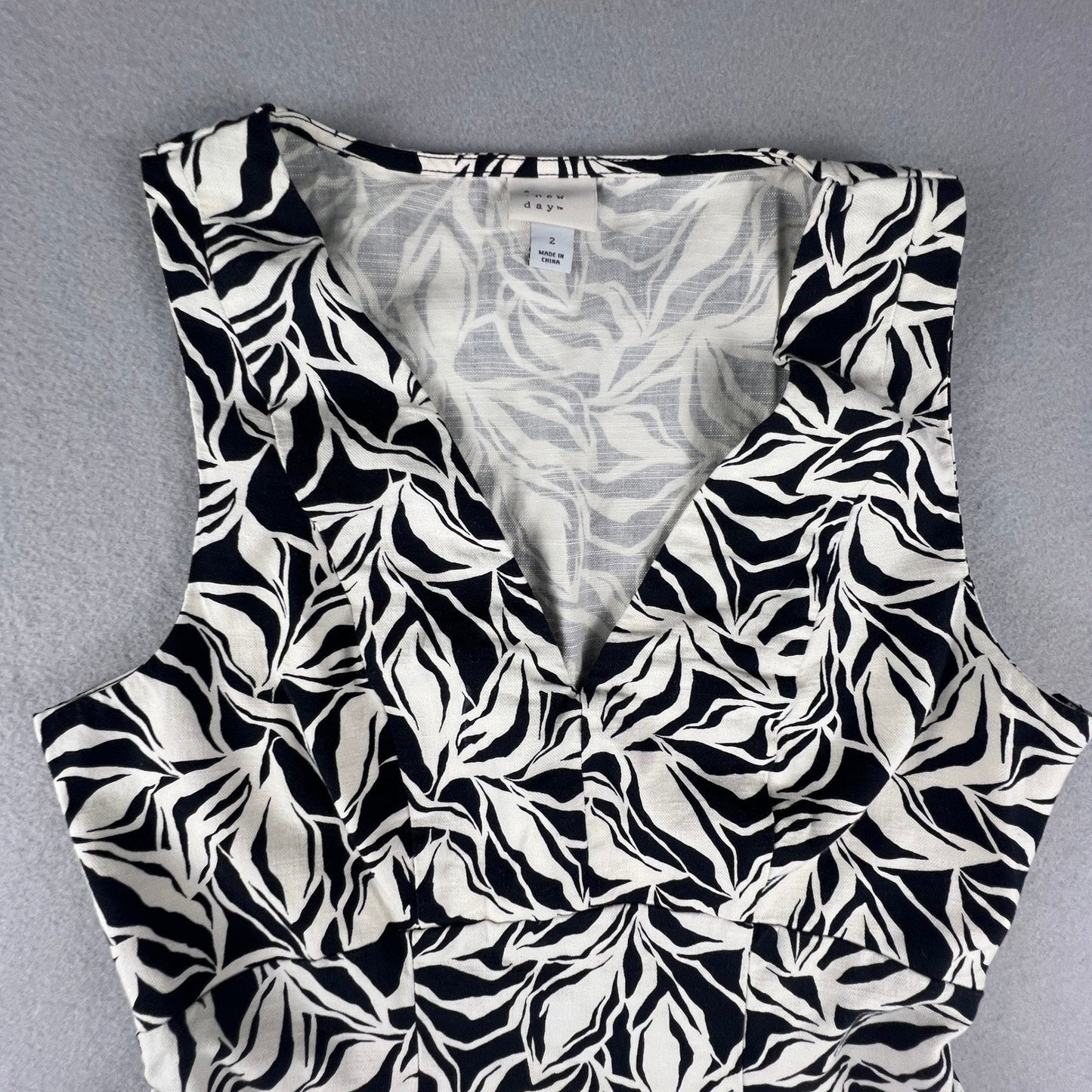 Fit & Flare Dress Size 2 Black White Abstract Print V-Neck Summer Party Brunch