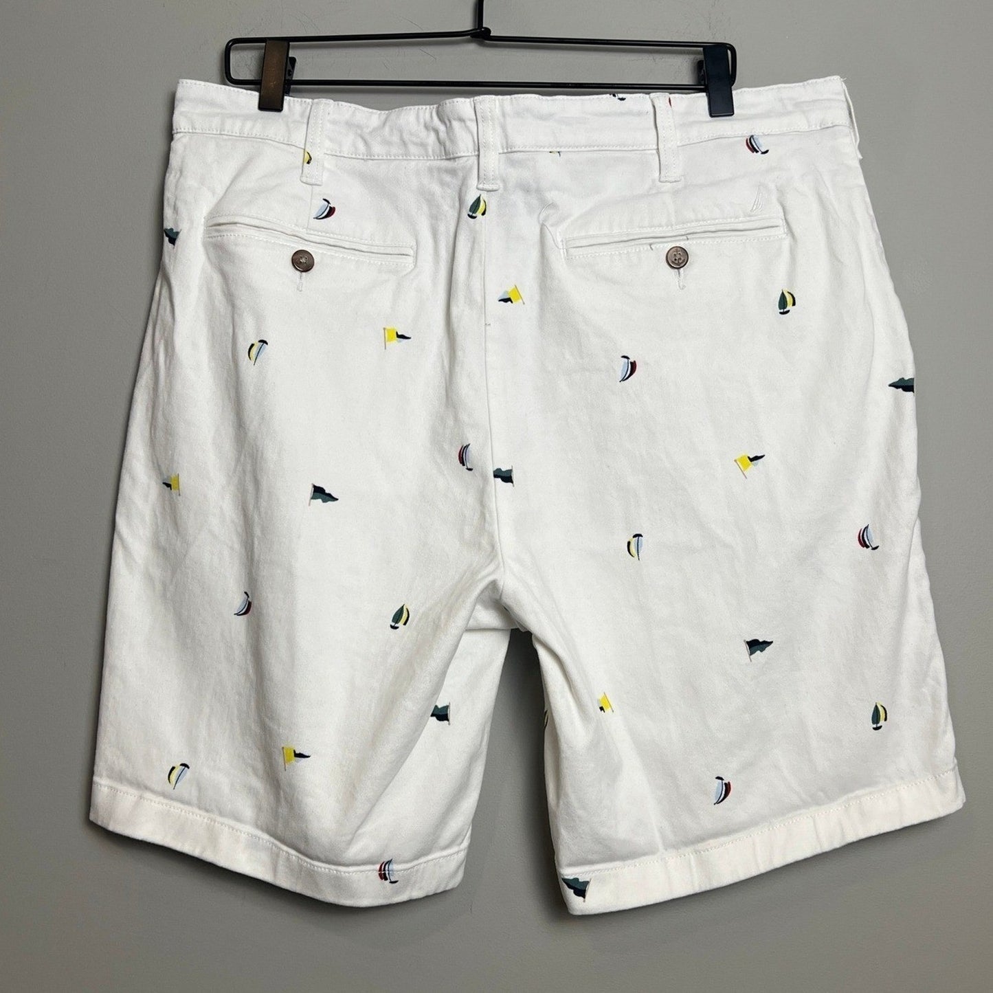 Nautica Deck Shorts Mens 38 Classic Fit Stretch White Sailboat Flag Print