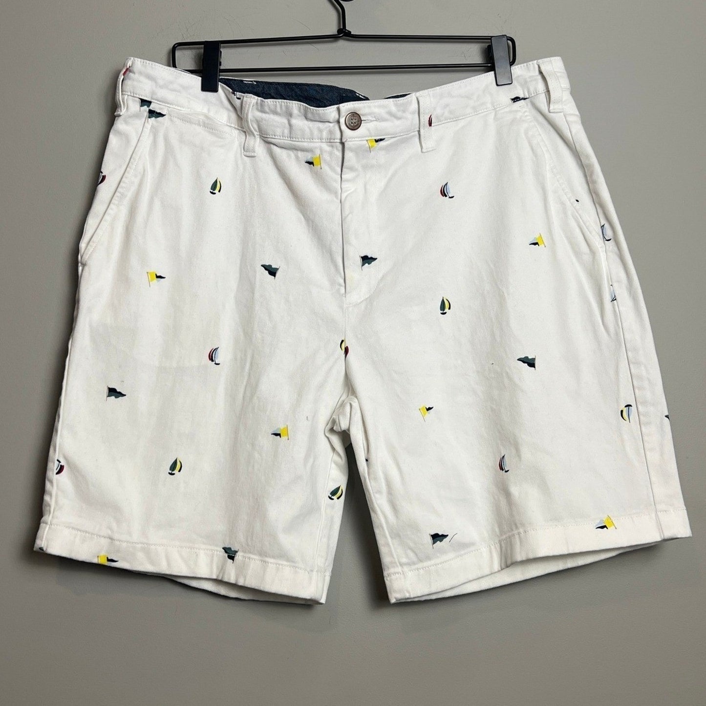 Nautica Deck Shorts Mens 38 Classic Fit Stretch White Sailboat Flag Print