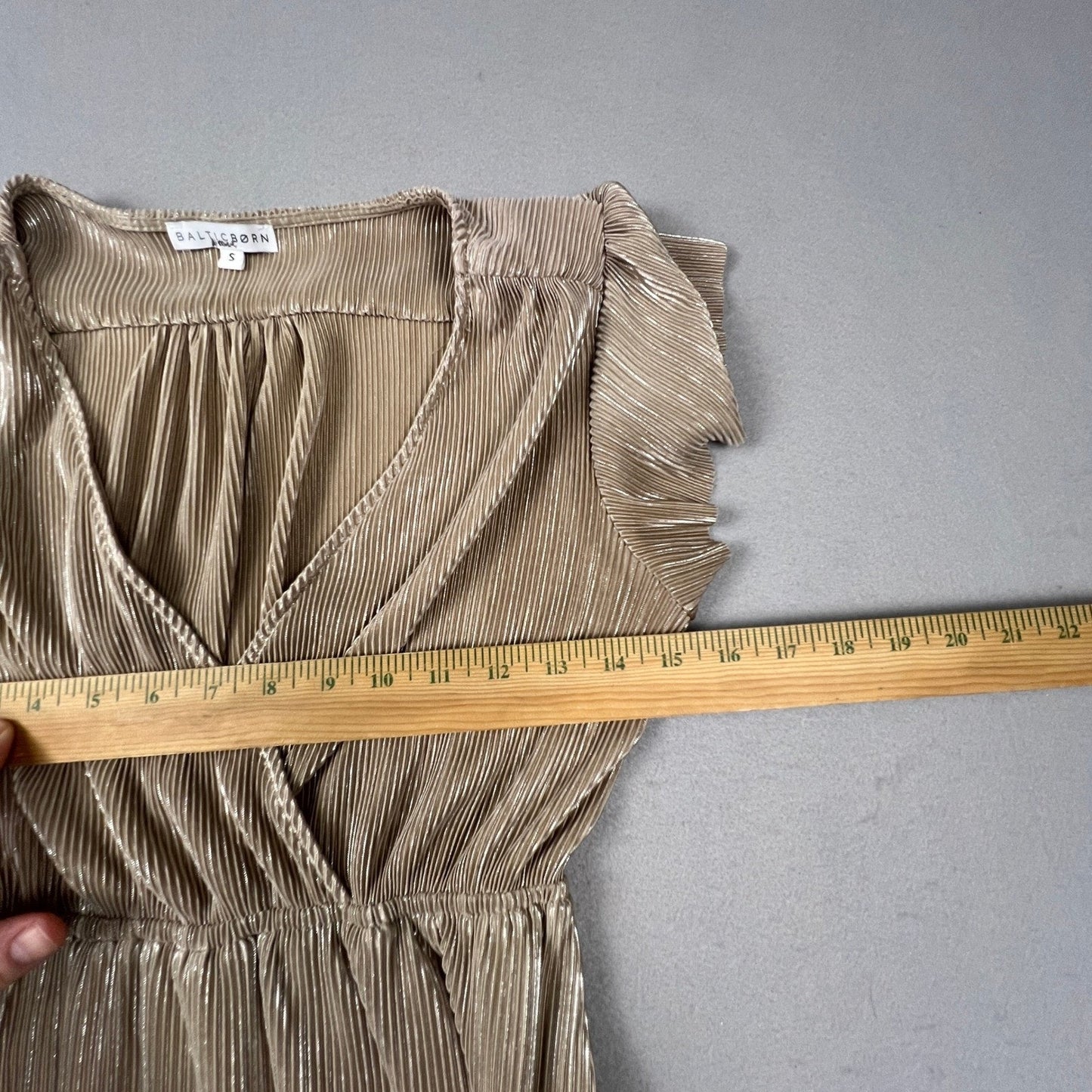 Baltic Born Maxi Dress Womens Small Gold Metallic Plissé Pleated Flutter Sleeve