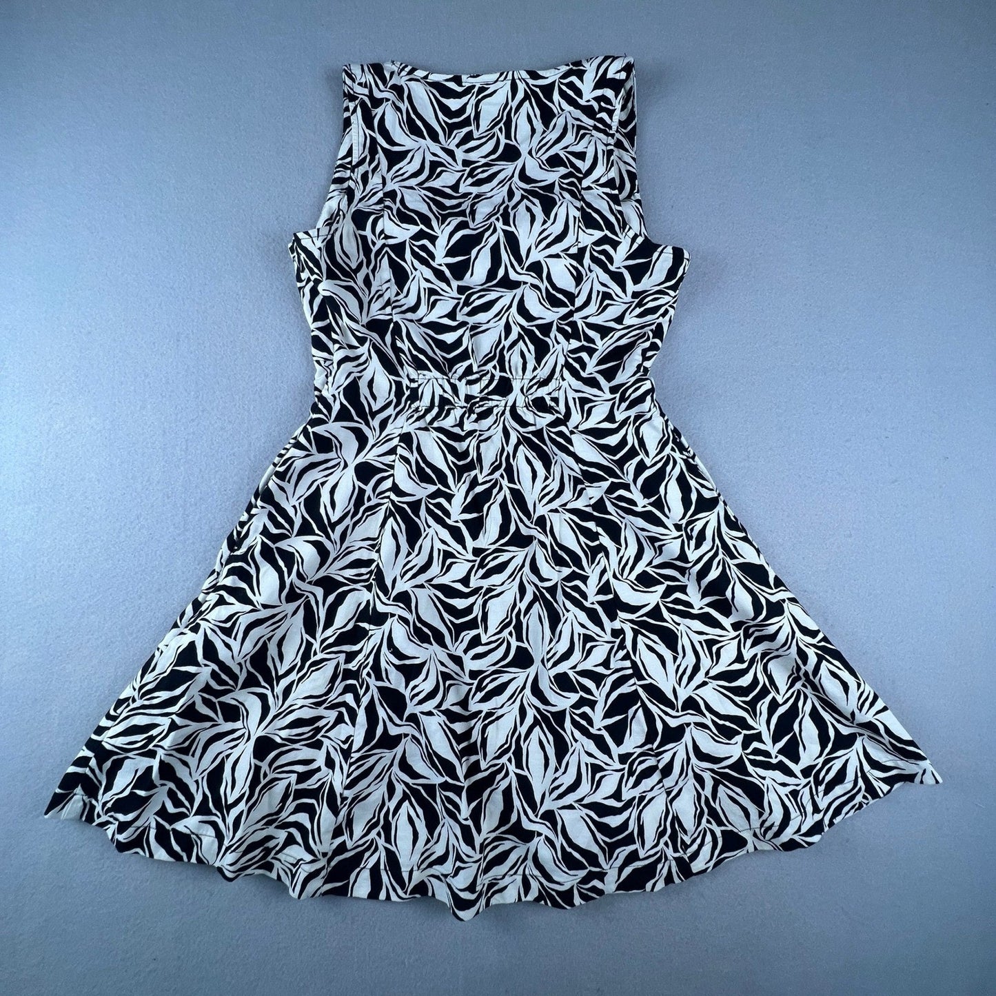 Fit & Flare Dress Size 2 Black White Abstract Print V-Neck Summer Party Brunch
