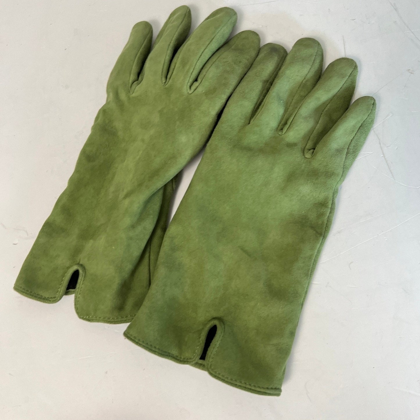 Echo Leather Gloves Womens M Green Suede V-Notch Wrist Winter Chic Classic