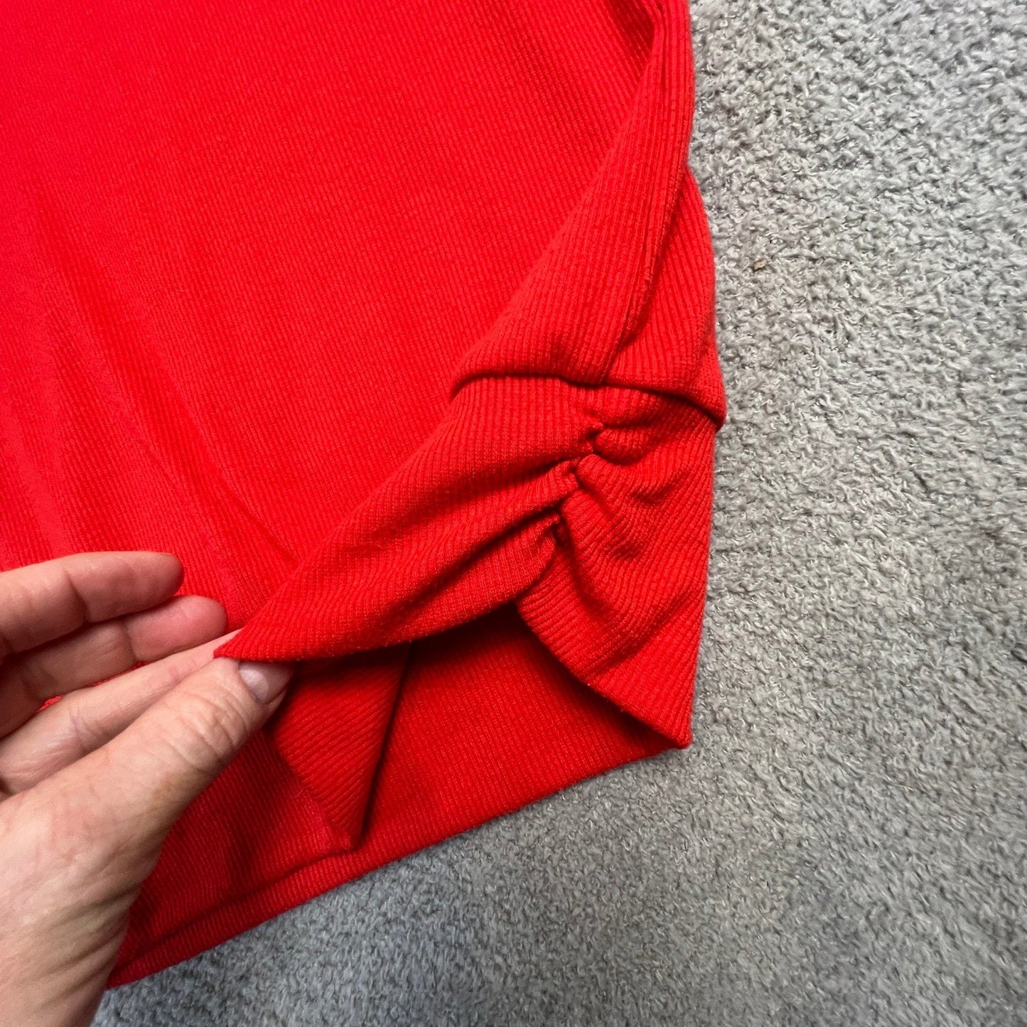Evereve Mock Neck Top Womens Medium Red Sleeveless Knit Chic Minimalist