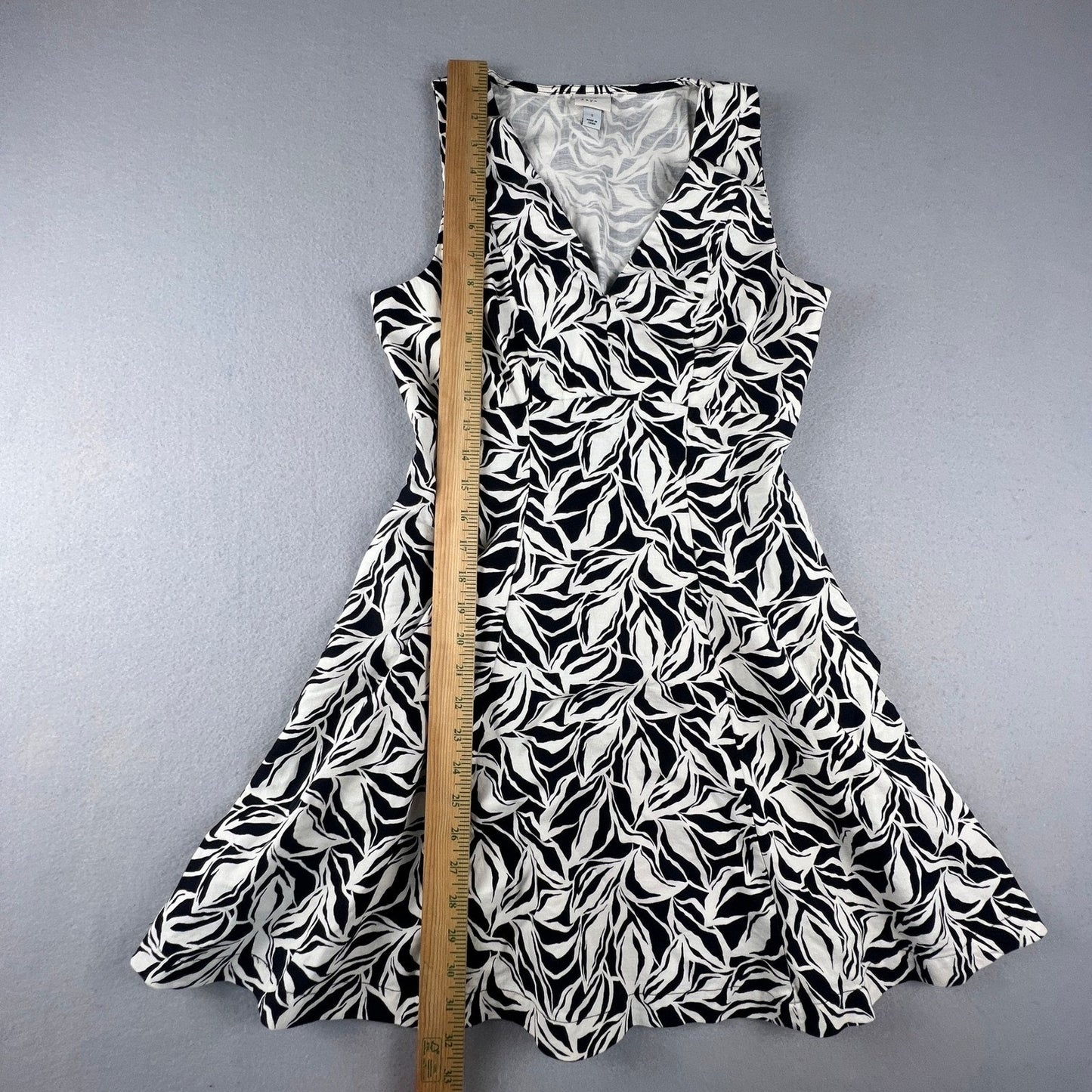 Fit & Flare Dress Size 2 Black White Abstract Print V-Neck Summer Party Brunch