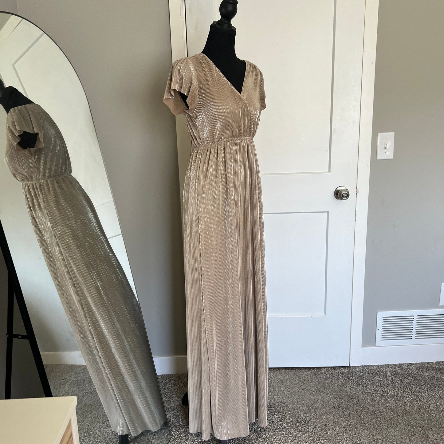 Baltic Born Maxi Dress Womens Small Gold Metallic Plissé Pleated Flutter Sleeve