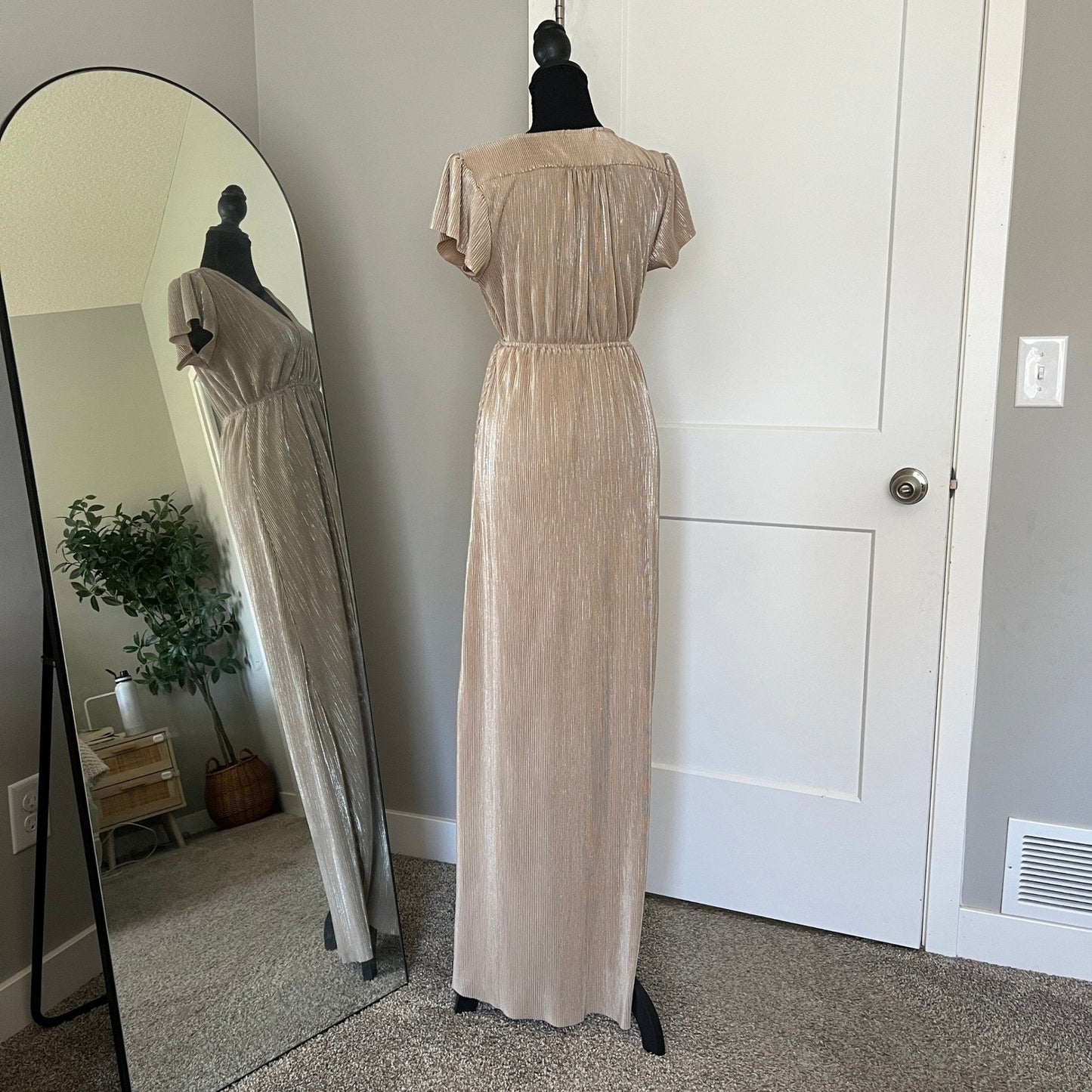 Baltic Born Maxi Dress Womens Small Gold Metallic Plissé Pleated Flutter Sleeve
