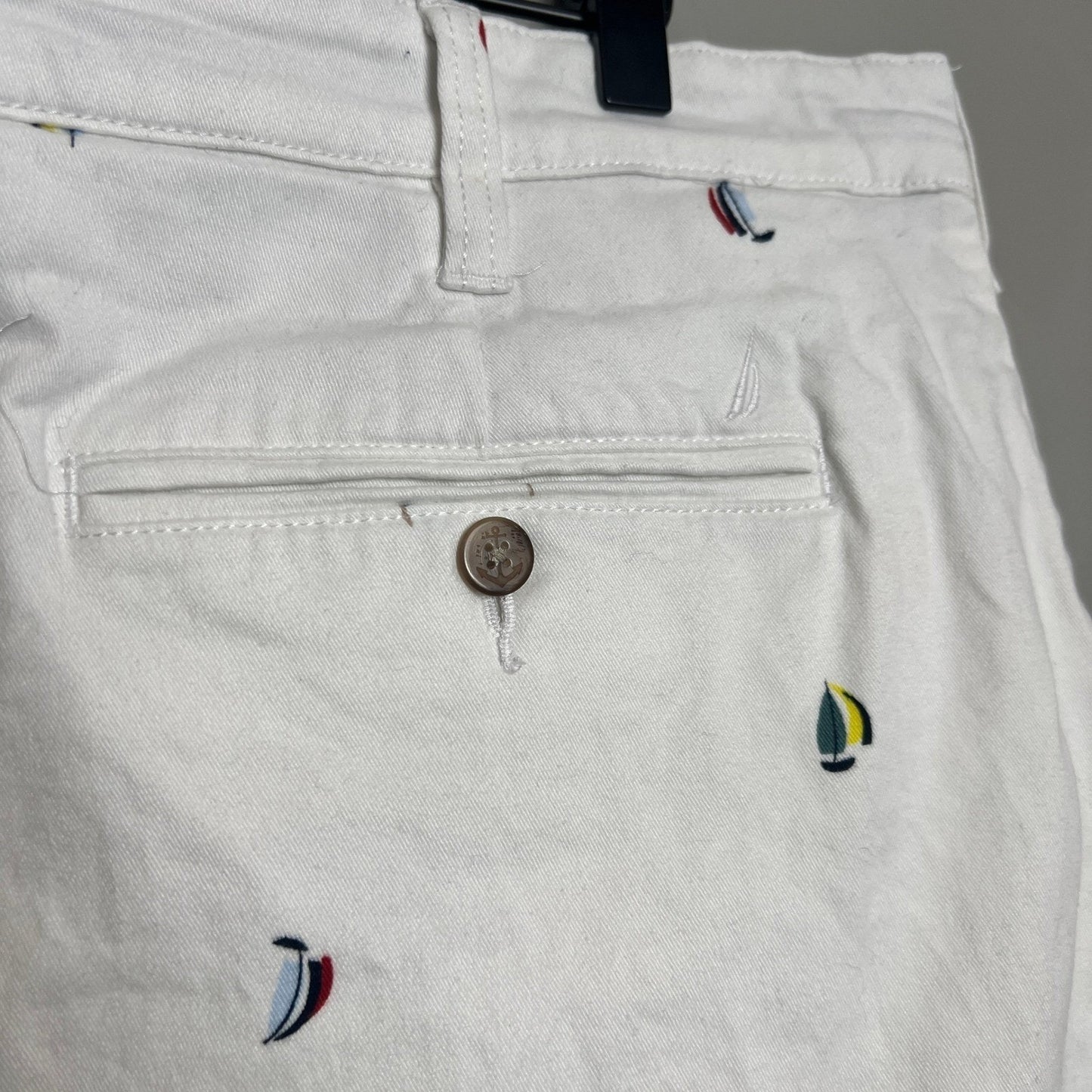 Nautica Deck Shorts Mens 38 Classic Fit Stretch White Sailboat Flag Print