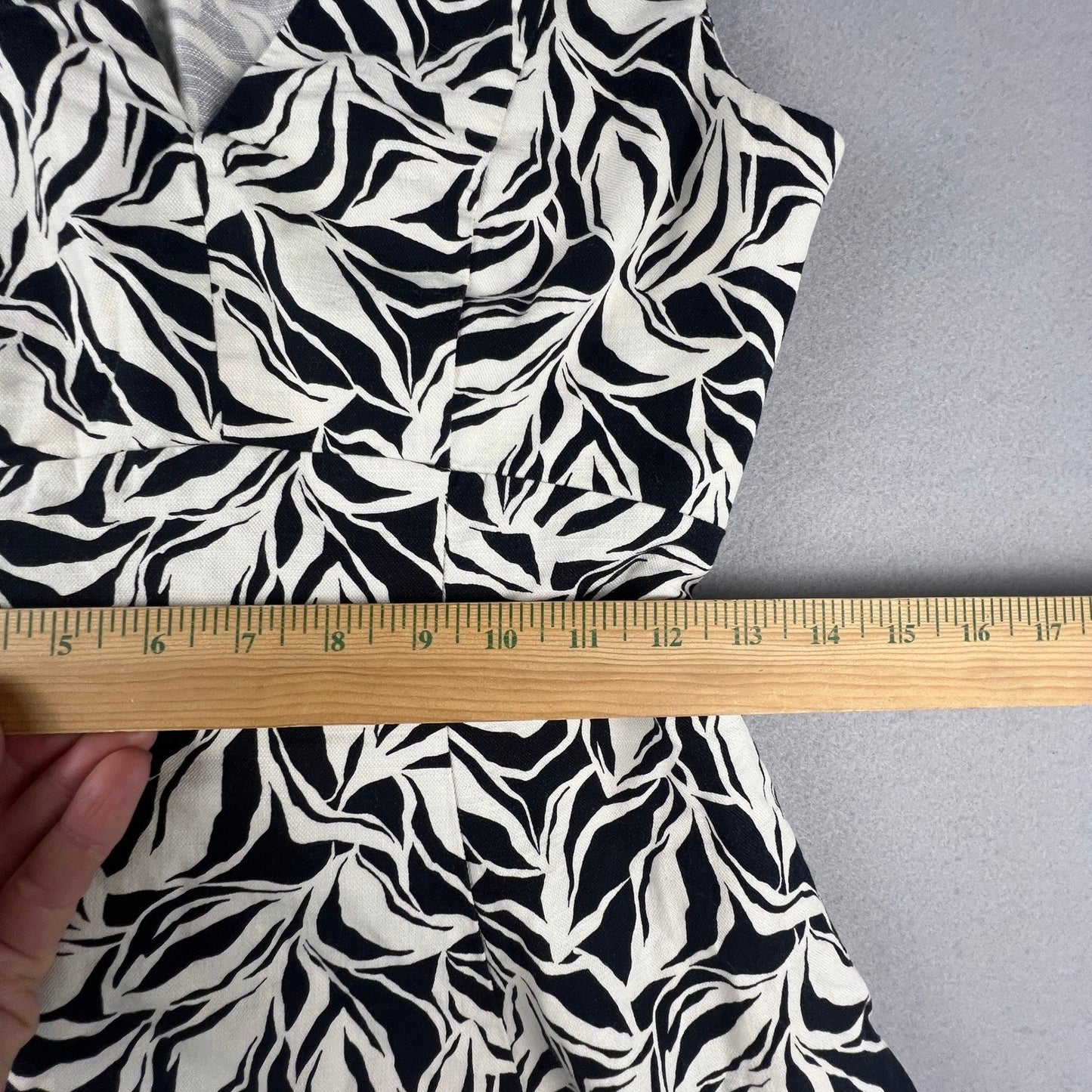 Fit & Flare Dress Size 2 Black White Abstract Print V-Neck Summer Party Brunch