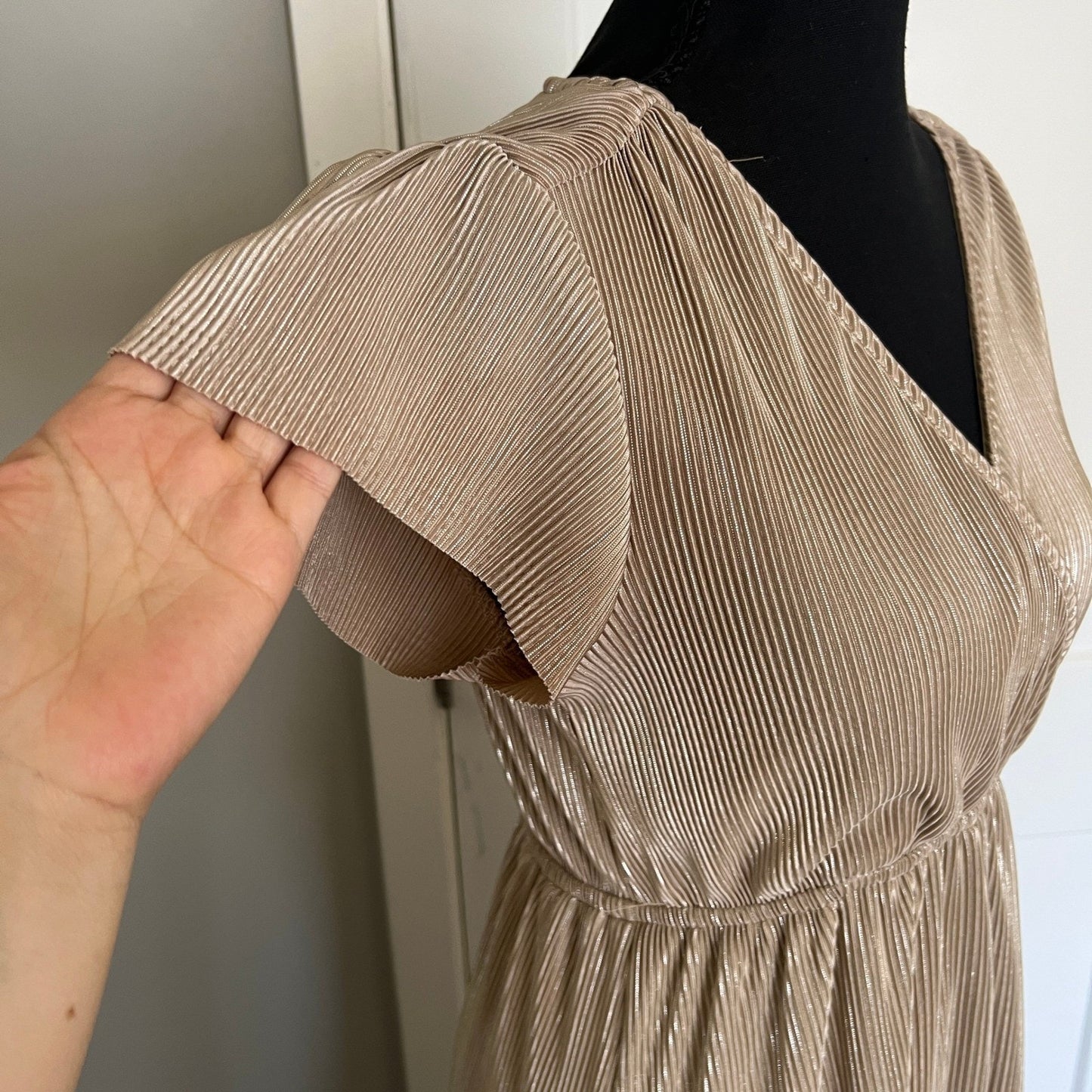 Baltic Born Maxi Dress Womens Small Gold Metallic Plissé Pleated Flutter Sleeve