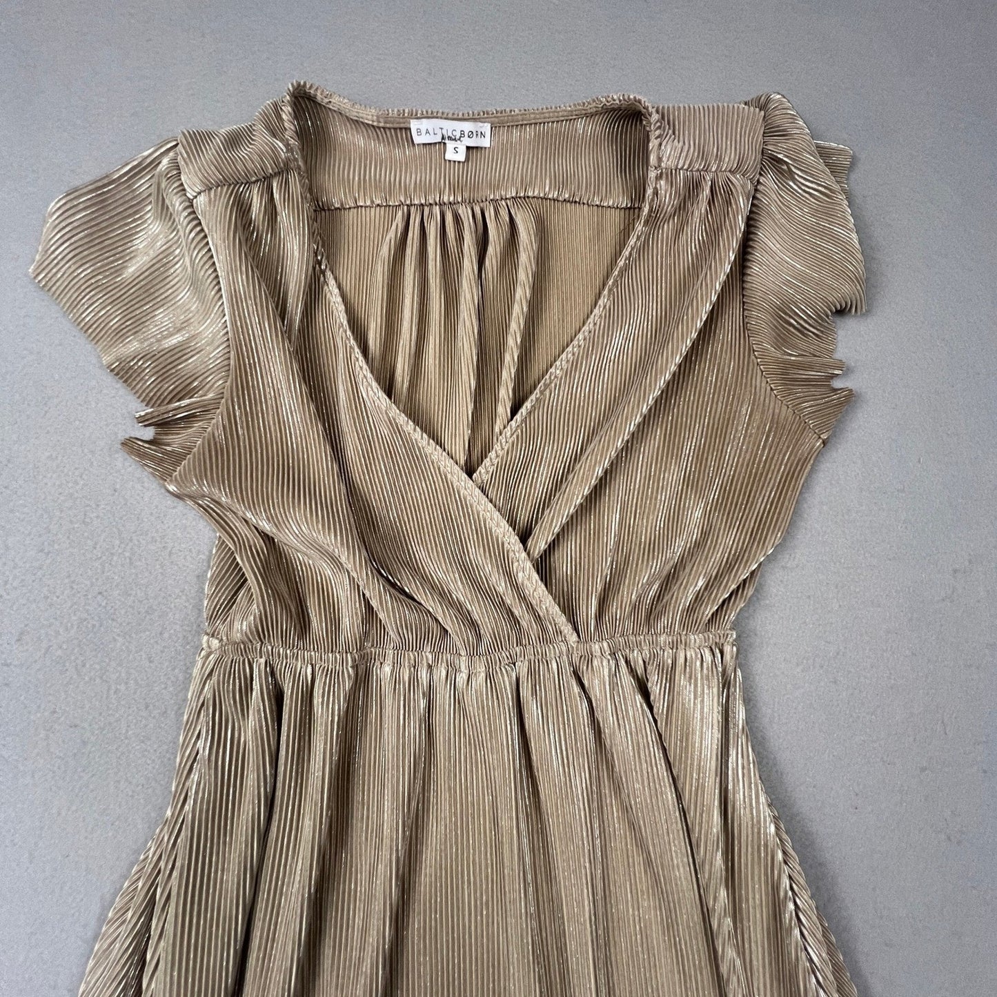 Baltic Born Maxi Dress Womens Small Gold Metallic Plissé Pleated Flutter Sleeve
